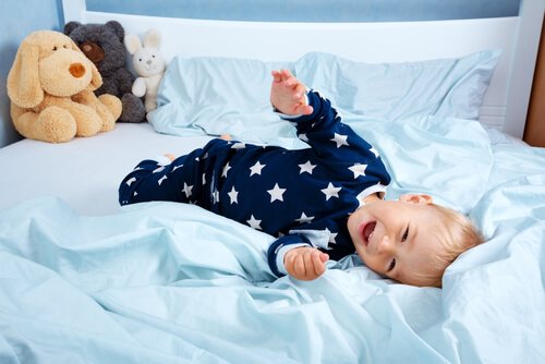 Jeśli potraktujesz samodzielne spanie jako nagrodę, dziecko będzie chętniej szło do własnego pokoju.