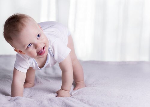 Dziecko, które rozpoczyna raczkować