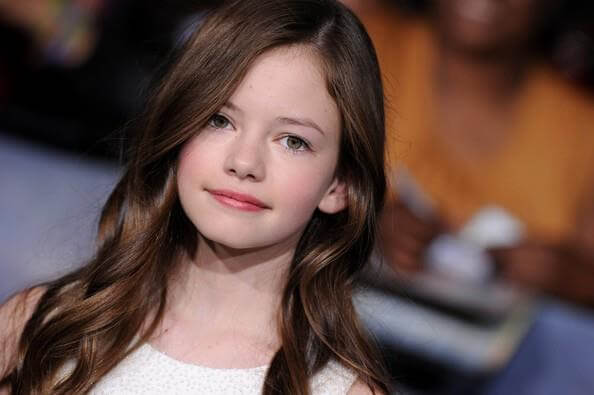 Dziewczynka szatynka w białej sukience