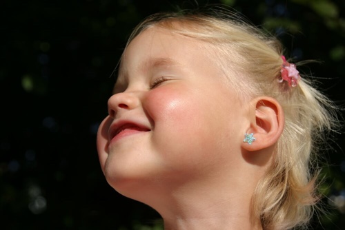 Przekłuwanie uszu u dziecka – najważniejsze zasady