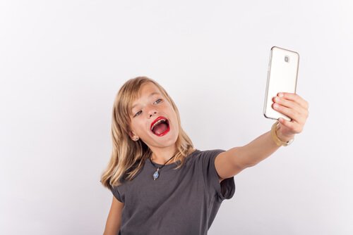 Etap egocentryczny -nastolatka robi selfie