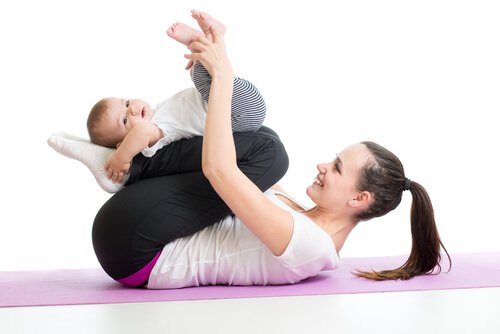 Jak wzmocnić mięśnie niemowlęcia - ćwiczenia z mamą