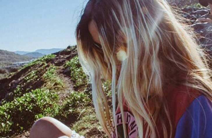 Kobieta z pochyloną głową