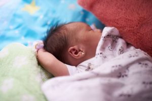 Kolczyki dla niemowląt: wszystko, co musisz wiedzieć