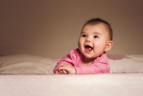 Kolczyki dla niemowląt - uśmiechnięte dziecko