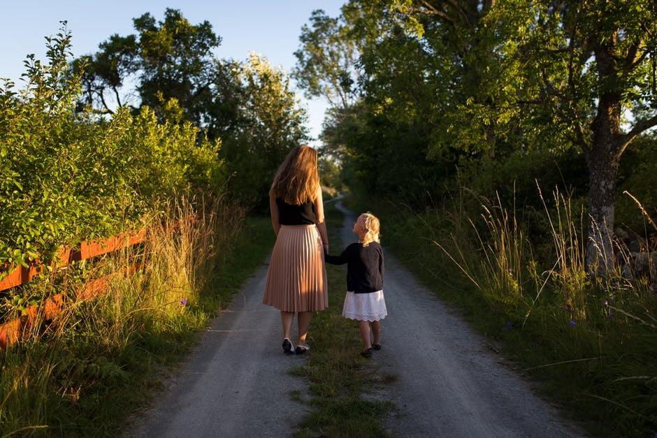 Mama i córka spacerują