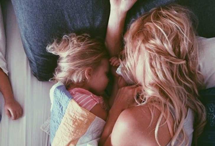 Mama i córka śpią razem