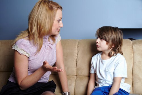 Mama i syn siedzący na kanapie i rozmawiający
