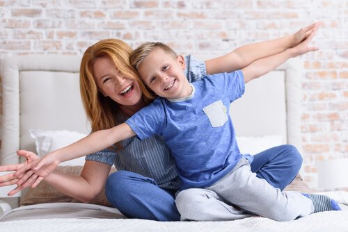 Matka spędzająca miło czas z synem