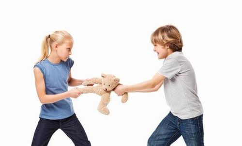 objawy psychopatii u dzieci - agresja między rodzeństwem