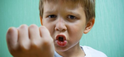 objawy psychopatii u dzieci - chłopiec pokazuje pięść