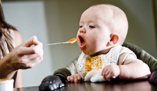 Przeciery warzywne dla niemowląt - dziecko je z łyżki