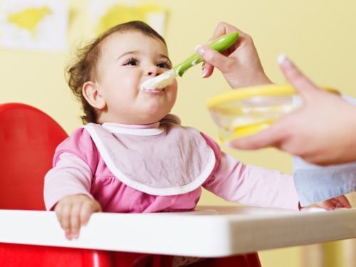 Przeciery warzywne dla niemowląt - zadowolone dziecko je