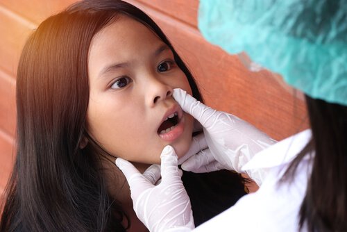 Stomatolog oglądający zęby dziewczynki