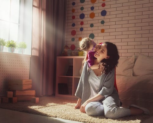 Córka przytulająca matkę