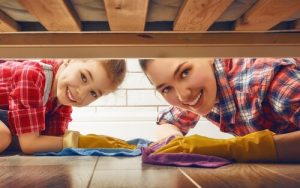 Pomoc w obowiązkach domowych – jak przyzwyczaić do niej dziecko