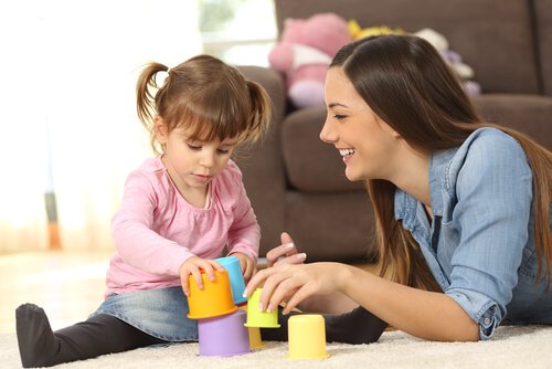 Zabawki edukacyjne dla 2-latków - szczęśliwe mama i córka