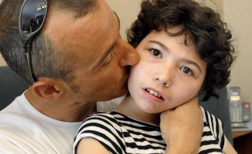 Zespół Retta - ojciec całuje w policzek chorą dziewczynkę