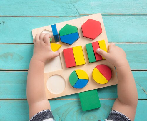 12-miesięczne dziecko rozpoznaje kształty geometryczne