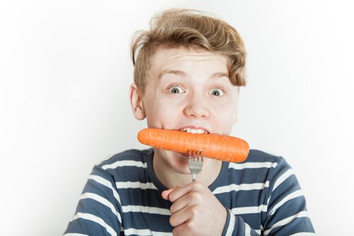Chłopak je marchewkę