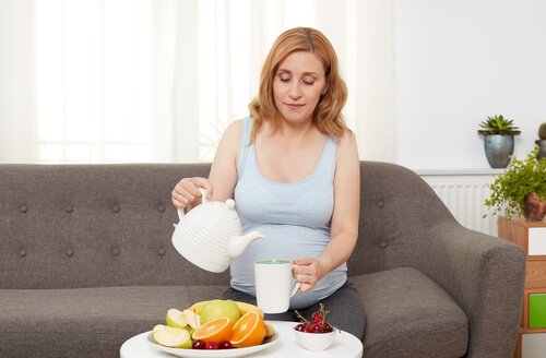 Ciąża po 30 - kobieta nalewa herbaty