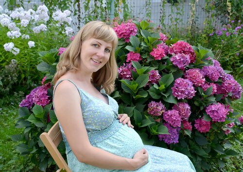 Ciąża po 30 - kobieta odpoczywa w ogrodzie