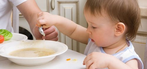 Dziecko nabierające zupę łyżką - przepisy dla dziecka