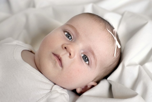 Dlaczego dzieci mają szare oczy w momencie narodzin?