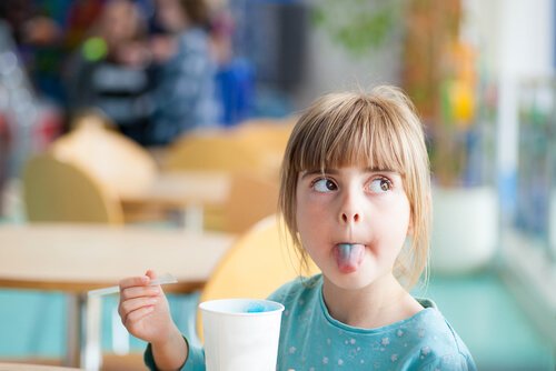 Dziewczynka je lody