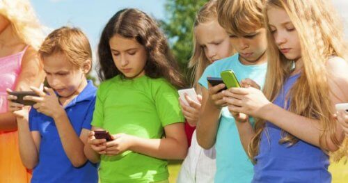 Choroby technologiczne - grupa dzieci z telefonami wpatrzona w ekrany
