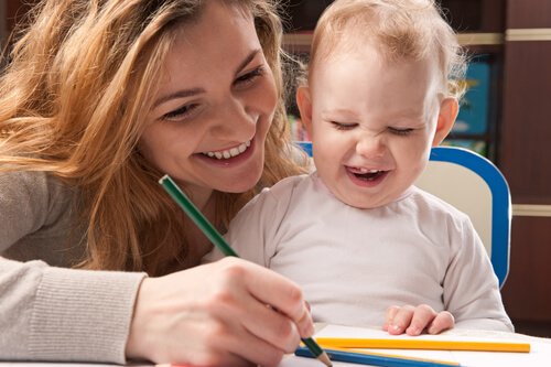Jak pomóc dzieciom w nauce pisania - mama uczy dziecko pisać