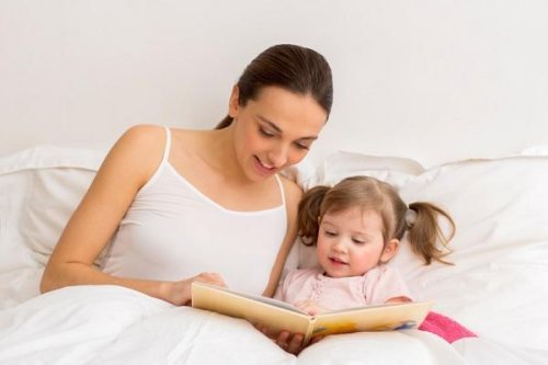 Mama czyta córce w łóżku