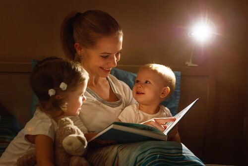 Mama czyta dzieciom na dobranoc