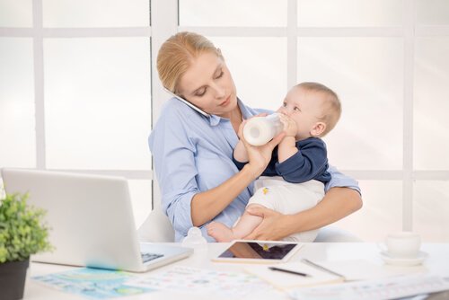 Mama rozmawiająca przez telefon i karmiąca dziecko