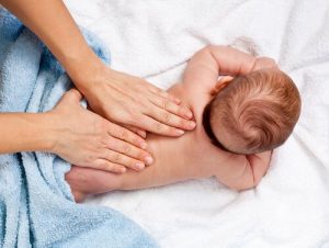 Masaż niemowlęcia: 12 zalet, o których warto pamiętać