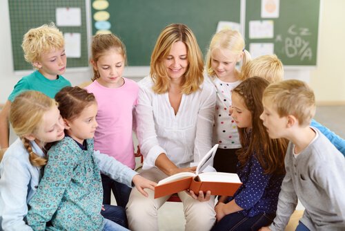 Nauczycielka czyta w klasie by uczyć dziecko rozpoznawać emocje