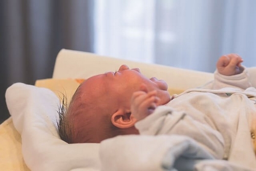 Podnoszenie główki przez niemowlaka – czy wiesz kiedy jest na to czas?