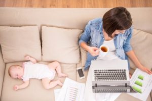 Pracująca mama wykonuje więcej zadań niż tata