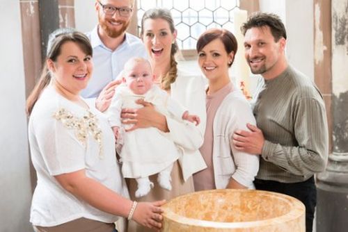 Rodzice chrzestni: jaką rolę odgrywają w życiu dziecka