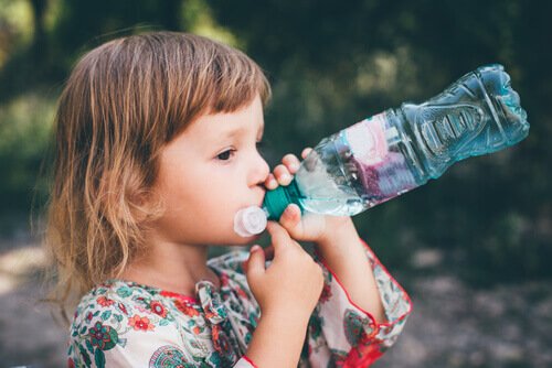 Sposoby na zaparcia u dzieci - dziecko pije wodę