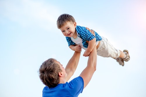 Tata bawi się z synem