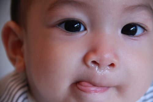 Twarz niemowlęcia z cieknącym nosem