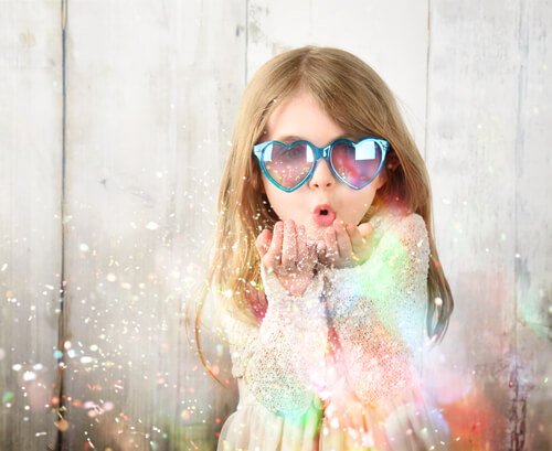 Zadowolona dziewczynka potrafi kontrolować negatywne emocje