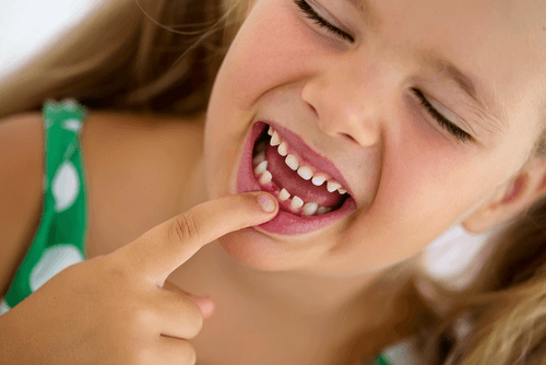 Zęby mleczne u dziewczynki