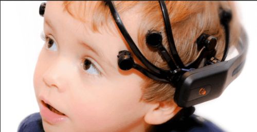 Chłopiec podczas elektroencefalografii