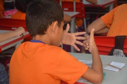 Chłopiec liczący na palcach