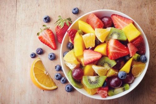 Dieta podczas karmienia piersią - sałatka owocowa