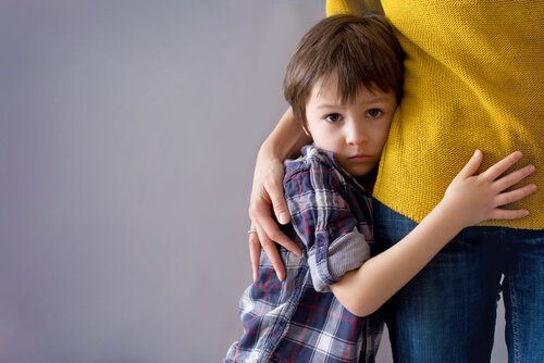 Jak pomóc dziecku pokonać strach - przestraszony chłopiec