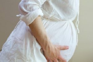Brak płynu owodniowego w ciąży – czy jest groźny?