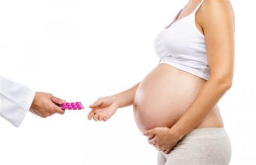 Kobieta w ciąży bierze leki